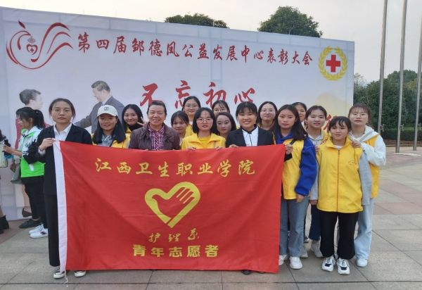 南丁格奖章获得者与178体育师生合影.png